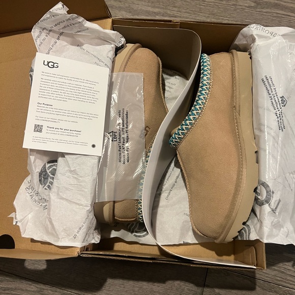 Ugg Tasman II Slipper  Color: Driftwood / White Pepper  big kids size - Picture 6 of 11